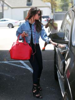 Selena Gomez feet photo thumbnail