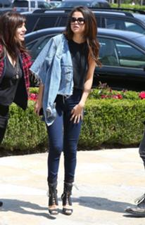 Selena Gomez feet photo thumbnail