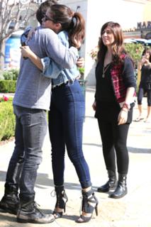 Selena Gomez feet photo thumbnail