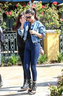 Selena Gomez feet photo thumbnail
