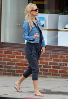 Kate Hudson feet photo thumbnail