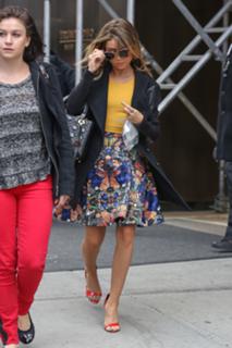 Sarah Hyland feet photo thumbnail