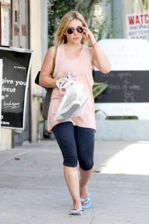 Hilary Duff feet photo thumbnail