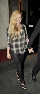 Avril Lavigne feet photo thumbnail