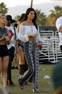 Kendall Jenner feet photo thumbnail