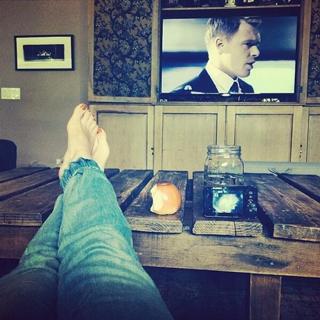 Hilary Duff feet photo thumbnail