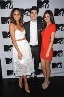 Victoria Justice feet photo thumbnail