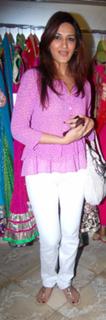 Sonali Bendre feet photo thumbnail