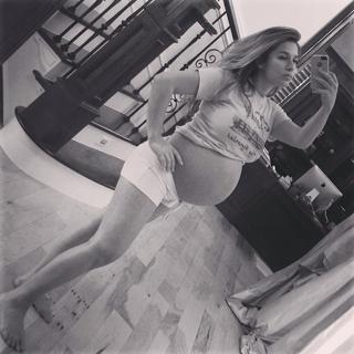 Jessie James Decker feet photo thumbnail