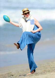 Anne Hathaway feet photo thumbnail