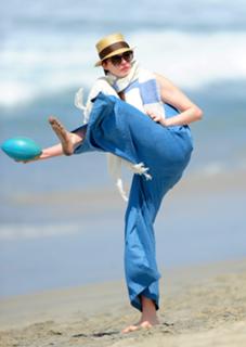 Anne Hathaway feet photo thumbnail
