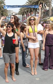 AnnaLynne McCord feet photo thumbnail