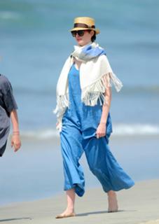 Anne Hathaway feet photo thumbnail