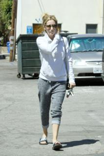Ashley Tisdale feet photo thumbnail