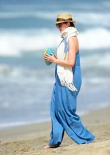 Anne Hathaway feet photo thumbnail