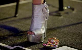 Miley Cyrus feet photo thumbnail