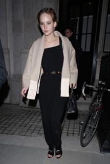 Jennifer Lawrence feet photo thumbnail