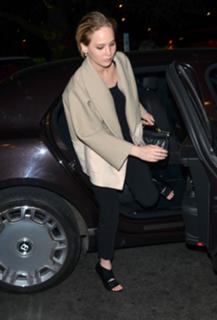 Jennifer Lawrence feet photo thumbnail