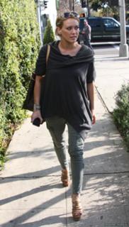 Hilary Duff feet photo thumbnail