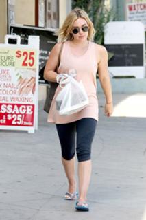 Hilary Duff feet photo thumbnail