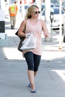 Hilary Duff feet photo thumbnail