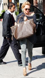 Hilary Duff feet photo thumbnail