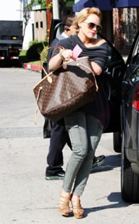 Hilary Duff feet photo thumbnail