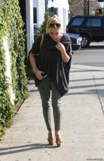 Hilary Duff feet photo thumbnail
