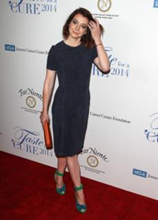 Alyson Hannigan feet photo thumbnail