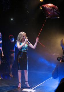 Kylie Minogue feet photo thumbnail