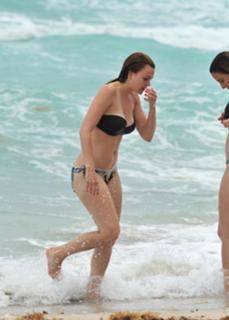 Aimee Teegarden feet photo thumbnail
