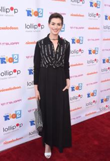 Anne Hathaway feet photo thumbnail