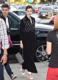 Anne Hathaway feet photo thumbnail