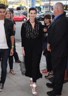 Anne Hathaway feet photo thumbnail