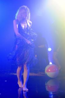 Lily Allen feet photo thumbnail
