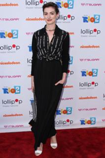 Anne Hathaway feet photo thumbnail