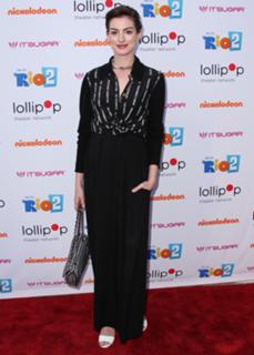 Anne Hathaway feet photo thumbnail