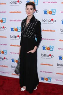 Anne Hathaway feet photo thumbnail