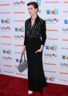 Anne Hathaway feet photo thumbnail