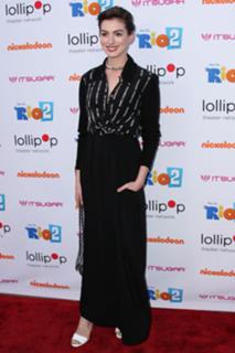 Anne Hathaway feet photo thumbnail