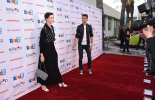 Anne Hathaway feet photo thumbnail