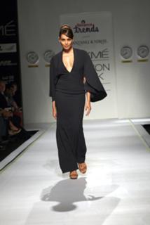 Bipasha Basu feet photo thumbnail