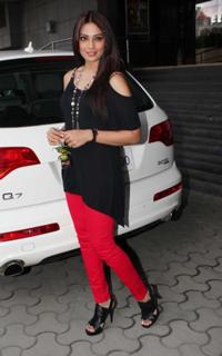 Bipasha Basu feet photo thumbnail