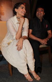 Sonam Kapoor feet photo thumbnail