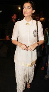 Sonam Kapoor feet photo thumbnail