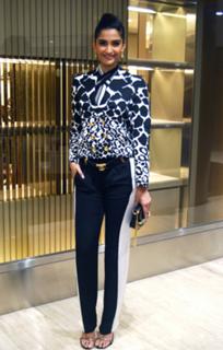 Sonam Kapoor feet photo thumbnail