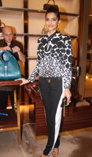 Sonam Kapoor feet photo thumbnail