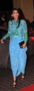 Sonam Kapoor feet photo thumbnail