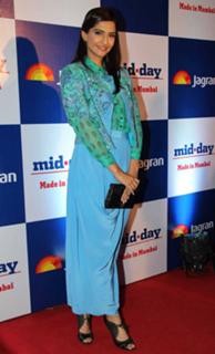 Sonam Kapoor feet photo thumbnail
