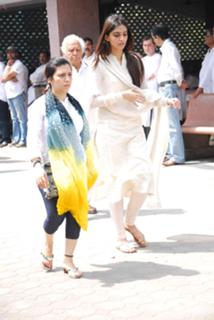 Sonam Kapoor feet photo thumbnail